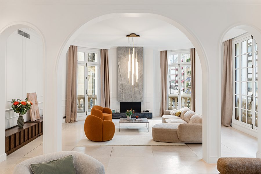 Salon sous arches avec cheminée en marbre