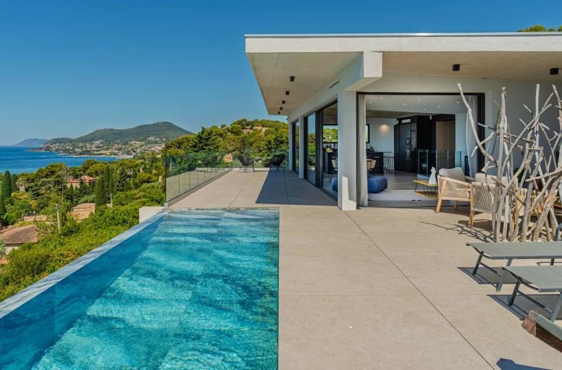 Villa avec piscine à débordement et vue mer